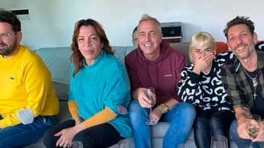 Se hizo viral una foto de Marley con más famosos por un extraño objeto que está sobre la mesa