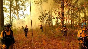 Los brigadistas combaten fuegos activos en Corrientes mientras aguardan nuevas lluvias