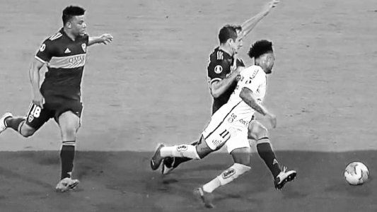 Se conocieron los audios del VAR en la jugada del penal no cobrado para Santos