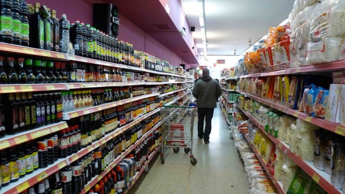 El Gobierno oficializó la eliminación del IVA a la canasta básica y el congelamiento de las naftas