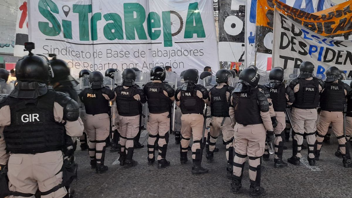 Los manifestantes solicitan su reincorporación a una empresa y el pase a planta permanente. (Foto: SiTraRepA)