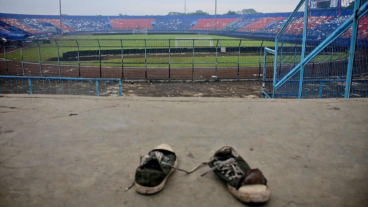 Un par de zapatillas pisoteados en las gradas del estadio Kanjuruhan. (Foto: AP) 