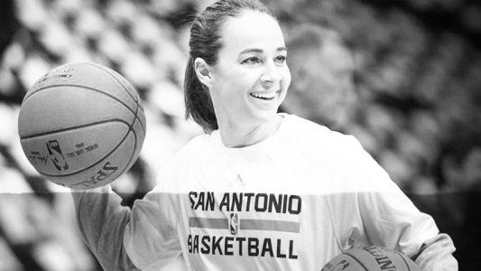 Histórico: Becky Hammon se convirtió en la primera mujer en dirigir a un equipo de la NBA
