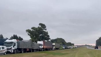 Choques entre un micro y camiones dejó una víctima fatal: la madrugada trágica en la Ruta 9