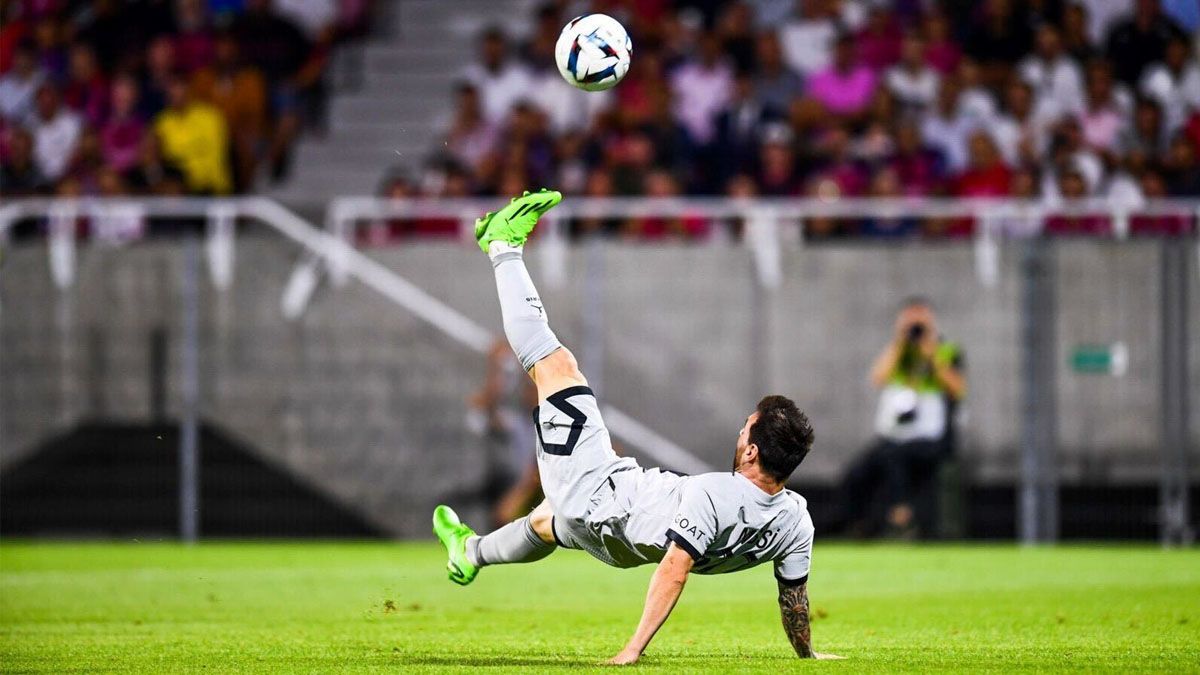 Messi convirtió un golazo de chilena para la victoria del PSG.