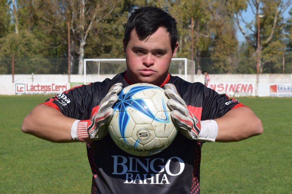 La emotiva historia del arquero con Síndrome de Down que debutó con su equipo, atajó un penal y marcó un gol