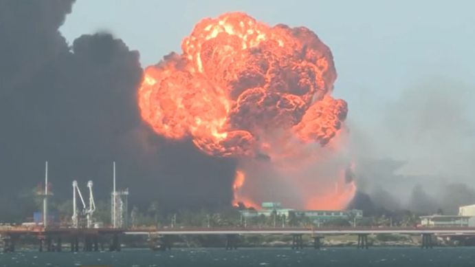 El caos en imágenes: Cuba no logra controlar el incendio de los tanques de pétroleo y pide ayuda internacional