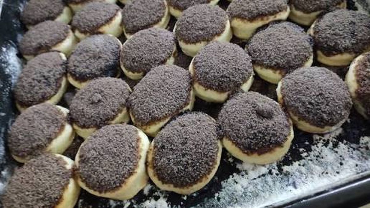 Estas facturas se caracterizan por su masa tierna, su forma redonda y la cl&aacute;sica cubierta de az&uacute;car negra&nbsp;