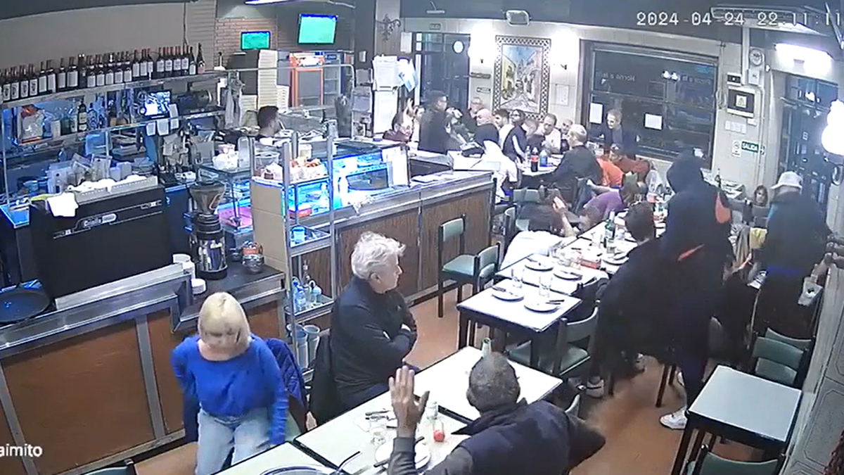 El momento del robo a la pizzeria. (Foto: captura video de seguridad)