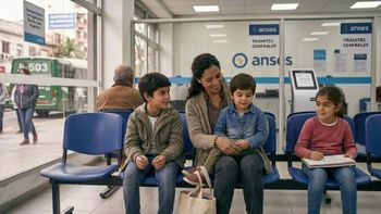 Quiénes son los primeros en cobrar la AUH por el feriado (Foto;: A24.com).