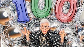 Iris Apfel cumple 100 años. Quién es y cómo revolucionó la moda