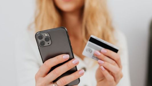 Caso Lola M: cómo operaba la chica de 17 años y cuáles son las estafas más comunes con tarjeta de crédito