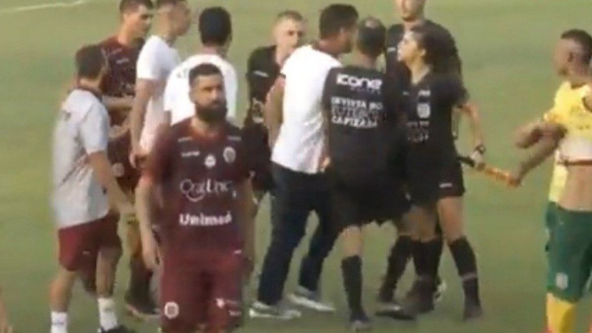 Despreciable momento en Brasil: un DT le dio un cabezazo a una jueza de línea&nbsp;