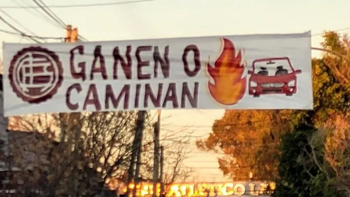 Pésima moda: hinchas de un club de Primera amenazaron con quemarles los autos a los jugadores