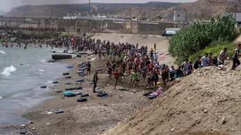 Cientos de personas irrumpieron en el enclave español de Ceuta, en el norte de África (Foto: Reuters) Cientos de personas irrumpieron en el enclave español de Ceuta, en el norte de África (Foto: Reuters)