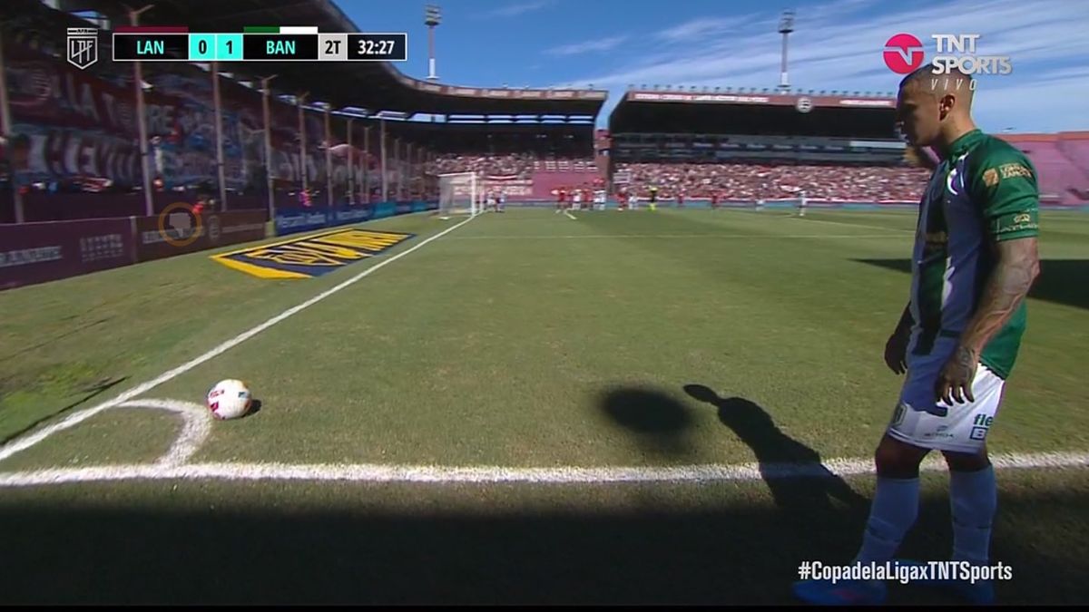 Las cámaras muestran como Urzi puso la pelota fuera del semi círculo del córner.&nbsp;