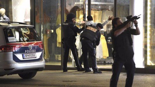Ya son cuatro los muertos por el ataque terrorista en Viena y revelan que el asesino era simpatizante del Estado Islámico