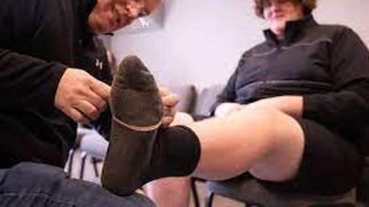 Una leyenda de la NBA ayudará al gigante de 14 años que mide 2,16 metros y calza 59