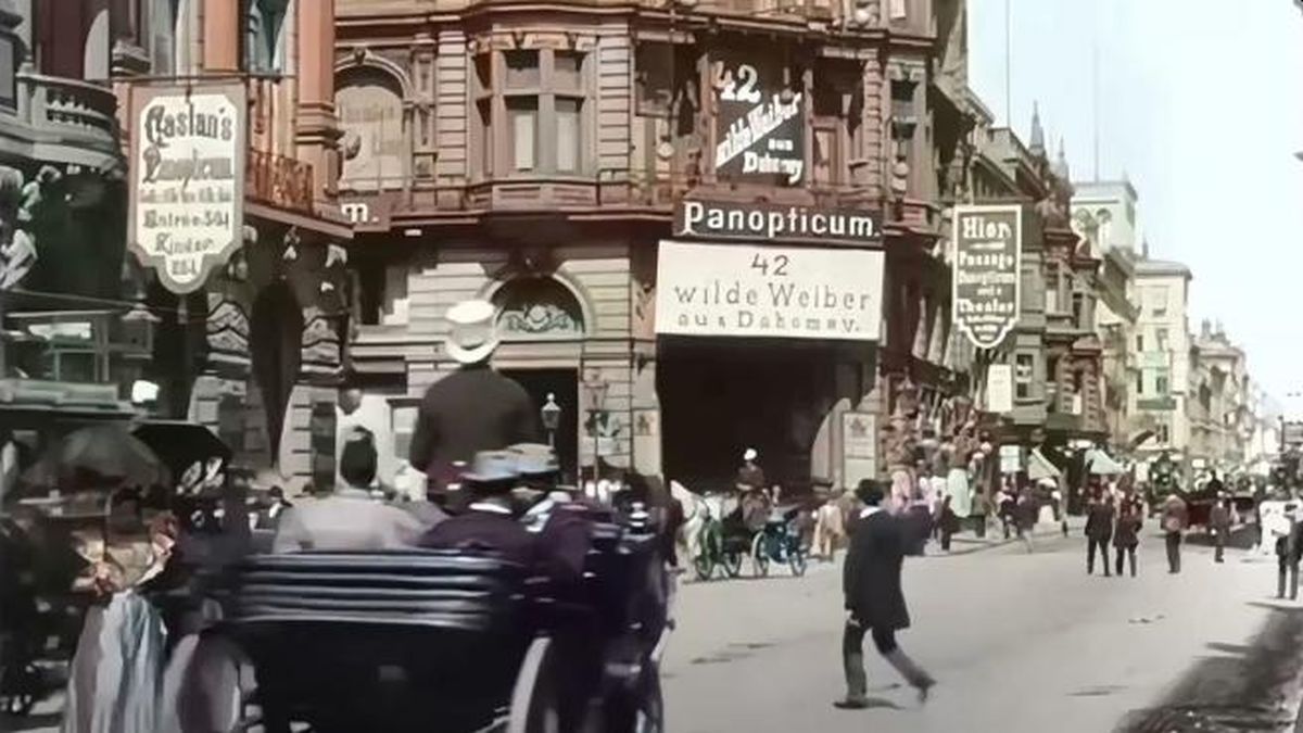 En la grabación se puede apreciar en una de las intersecciones de la calle en la que tras la Segunda Guerra Mundial se colocó el famoso Checkpoint Charlie