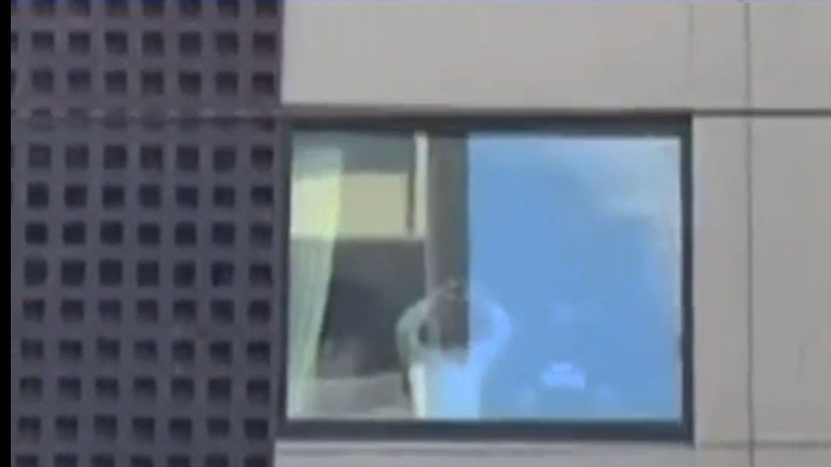 Nole agradece haciendo un corazón con sus manos, desde el hotel en el que debe esperar el fallo de las autoridades migratorias australianas (Foto: Captura de TV)