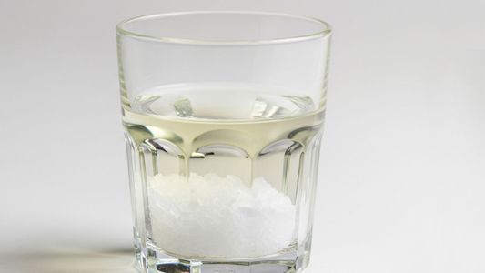 El truco de mezclar vinagre y sal en casa: para qué sirve y cómo hacerlo