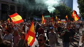Una multitudinaria marcha en Madrid pidió la renuncia de Pedro Sánchez. (Foto: Reuters) Una multitudinaria marcha en Madrid pidió la renuncia de Pedro Sánchez. (Foto: Reuters)