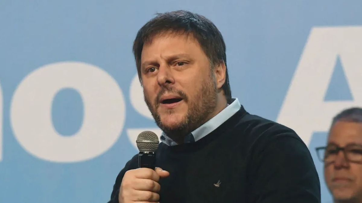 Leandro Santoro lidera las encuestas, mientras que la atención está puesta en quién sale segundo (Foto: archivo).