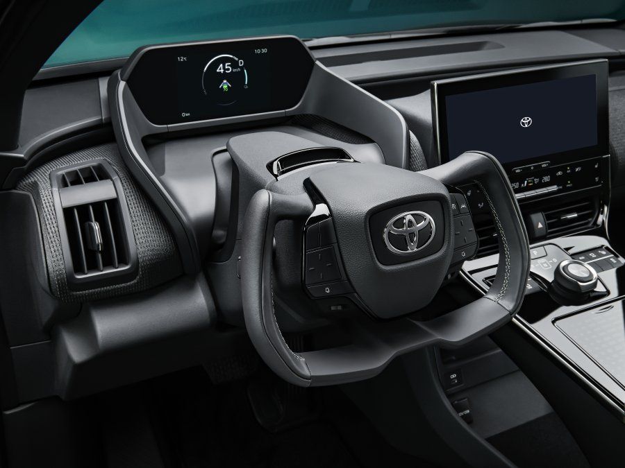 El prototipo Toyota bZ4X anticipa una combinación nunca vista en el mundo de un sistema de dirección por cable. Esta tecnología otorga un mayor control al conductor