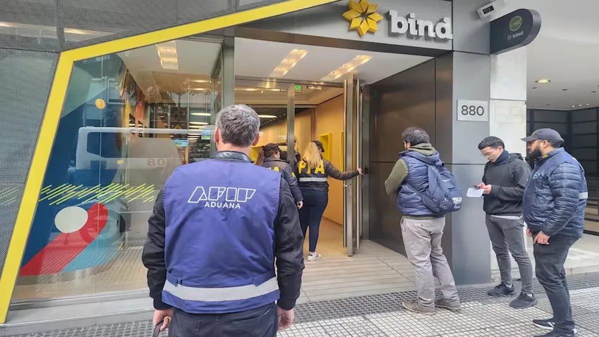 Giros bancarios ilegales en dólares: allanaron bancos y financieras en la City porteña por maniobras fraudulentas.