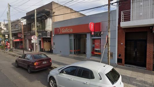El momento en el que clientes de un banco golpearon y retuvieron a un ladrón tras un intento de robo