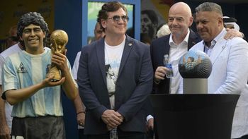 Alejandro Domínguez (Conmebol), Chiqui Tapia (AFA) y Gianni Infantino (FIFA) durante una ceremonia de homenaje a Diego Maradona. (Foto: AFP) Alejandro Domínguez (Conmebol), Chiqui Tapia (AFA) y Gianni Infantino (FIFA) durante una ceremonia de homenaje a Diego Maradona. (Foto: AFP)