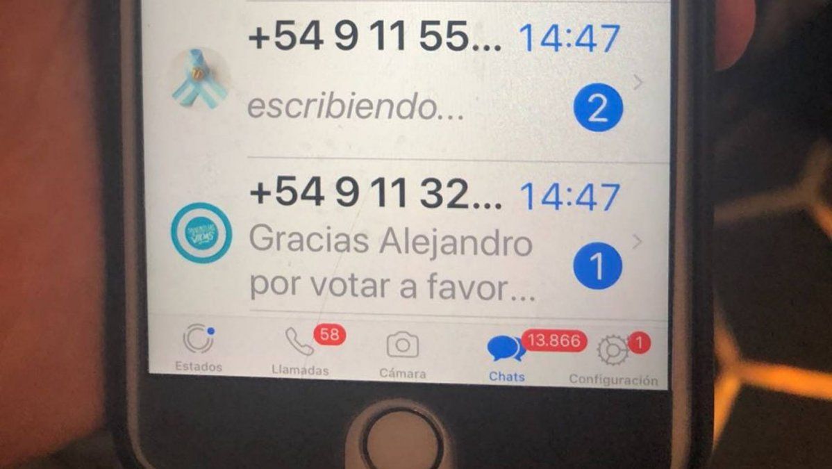 Estalló el celular: uno de los diputados que se definió ayer en contra recibió más de 13.000 mensajes