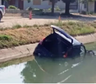 Consternación por el bebé de un año al quedar atrapado en un auto que cayó a un canal