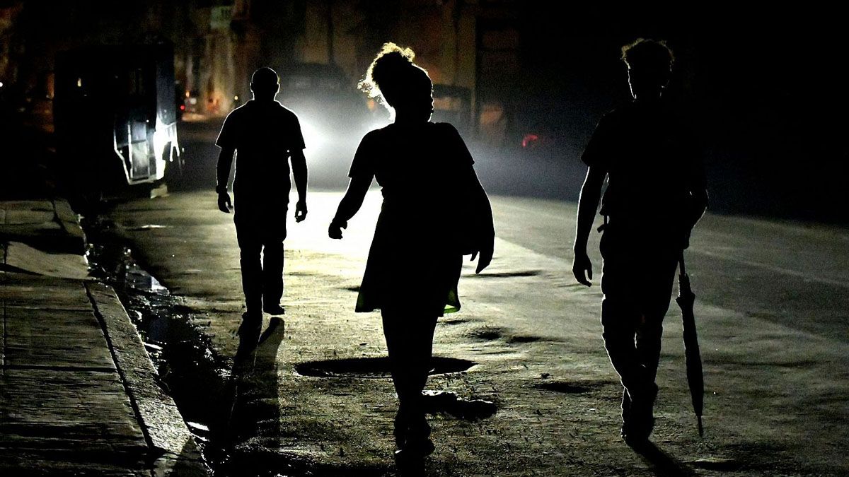 La Habana pasa largas horas del día sin luz. Sin energía, ni petroleo, las embajadas también sufren y evalúan abandonos masivos de sus sedes diplomáticas en Cuba. (Foto: Archivo)