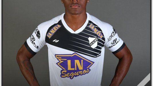 El futbolista colombiano Almanaque González recibió el alta médica