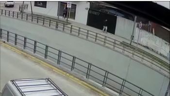Un barrio vive aterrorizado por un hombre que hostiga a las mujeres: el video en su contra