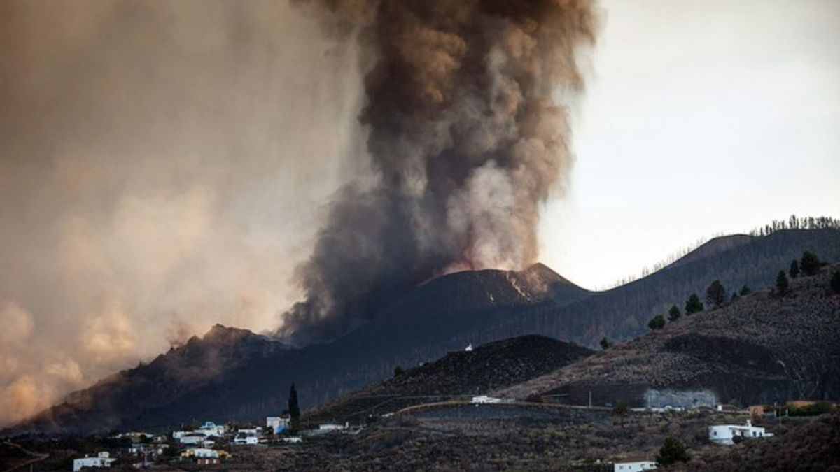 Las autoridades reabrieron el aeropuerto de La Palma
