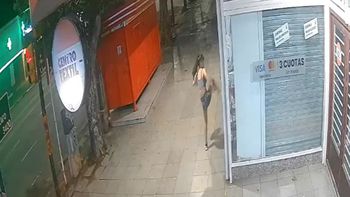 Furia nocturna: pateó la vidriera de un negocio y casi pierde la vida. (Foto: captura de video)