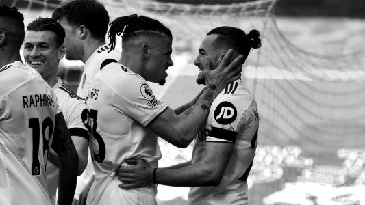 El Leeds de Bielsa le ganó 2-1 a Sheffield, está casi salvado y sueña con la Europa League