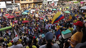 El presidente de Colombia Gustavo Petro hace frente a las primeras protestas en su contra