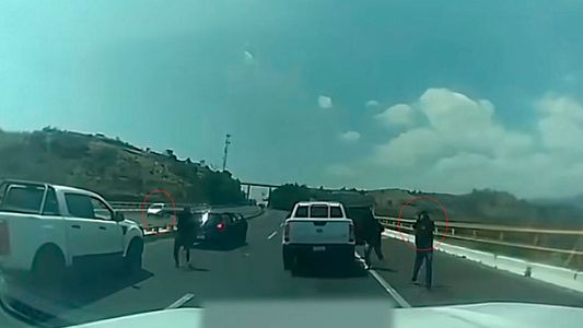 Espectacular robo sobre la autopista: los cerraron y los bajaron a punta de pistola