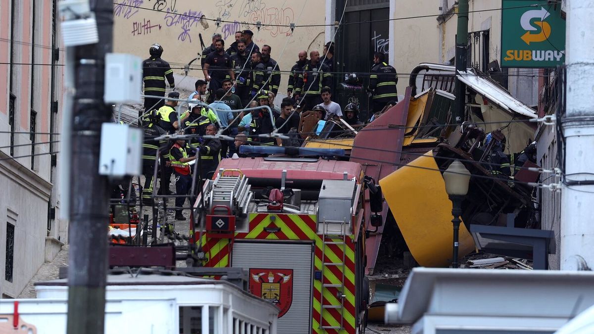 Un grupo de rescatistas en el lugar donde descarriló un funicular de Lisboa (Foto: EFE)