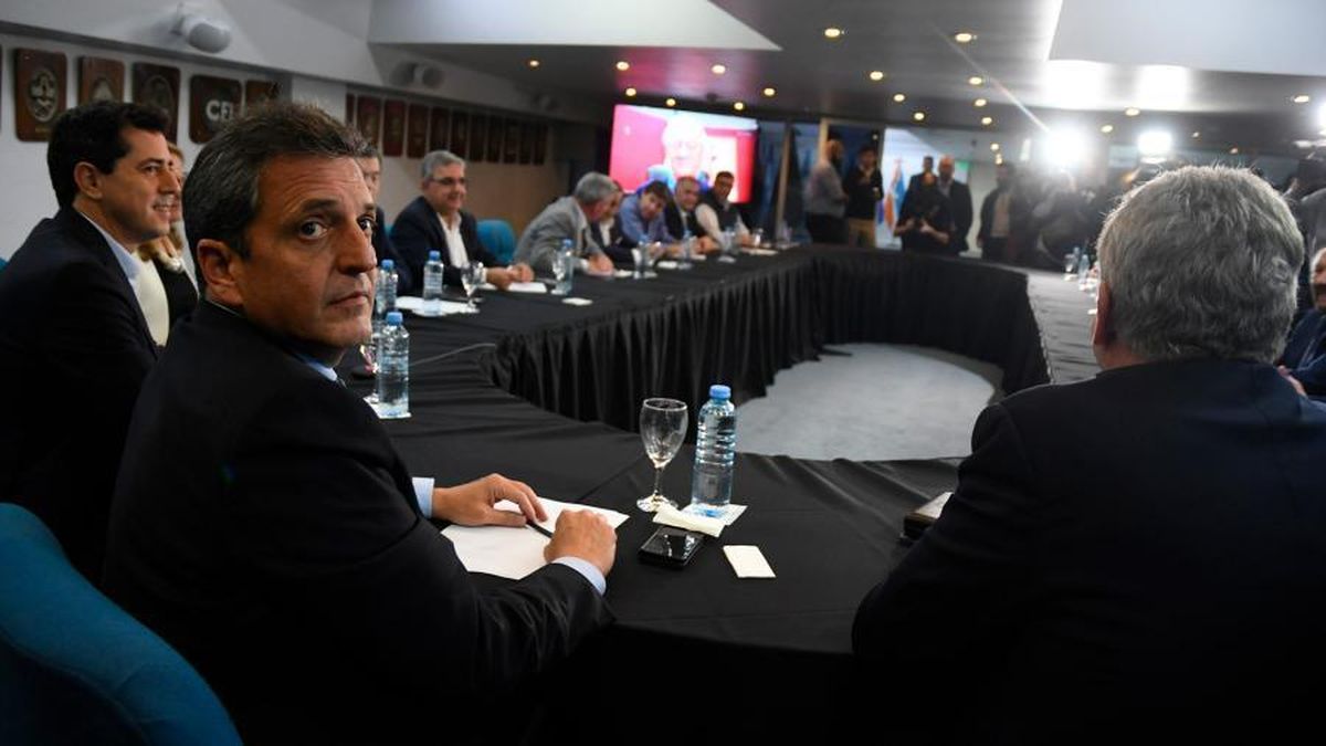 La fórmula de Unión por la Patria (UxP) integrada por Sergio Massa y Agustín Rossi tuvo un fuerte respaldo por parte de gobernadores oficialistas y fuerzas aliadas (Foto: Telam).