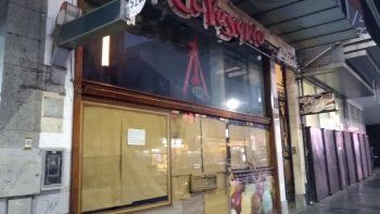Avenida Corrientes en caída: cerró la heladería El Vesuvio