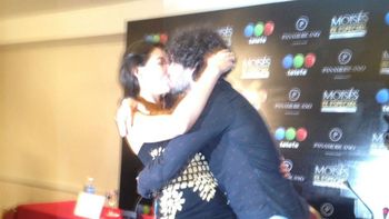 Apasionado beso de Giselle Itié y Guilherme Winter en conferencia de prensa