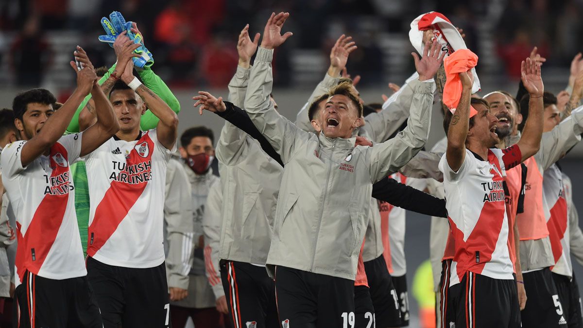 Los futbolistas de River saludan a su gente. Tres de los titulares terminaron con molestias.&nbsp;
