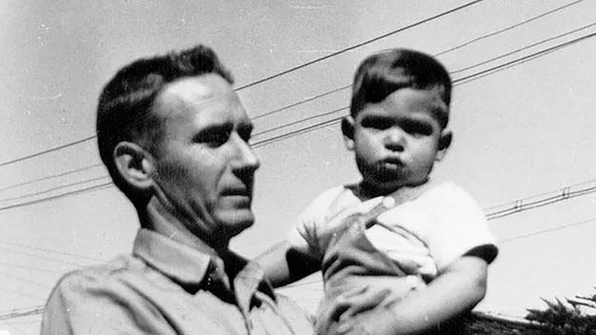 Steve Jobs en brazos de Paul, su padre adoptivo.