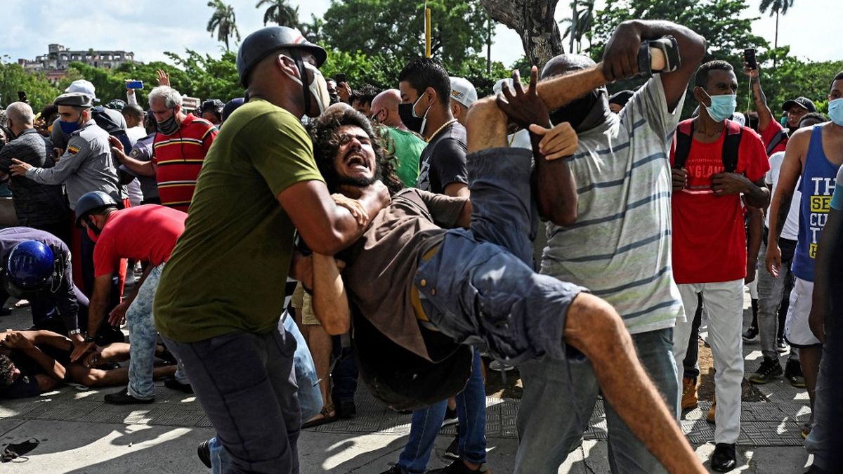 Represión en Cuba durante una manifestación en contra del Gobierno ante la crisis económica y sanitaria. (Foto: AFP)