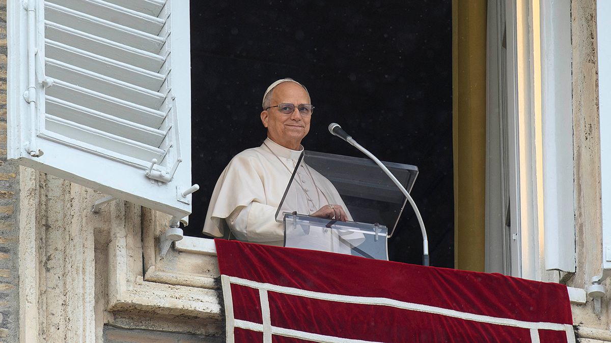 El Papa León XIV reacciona mientras dirige el rezo del Ángelus desde una ventana del Palacio Apostólico. (Foto: Reuters)