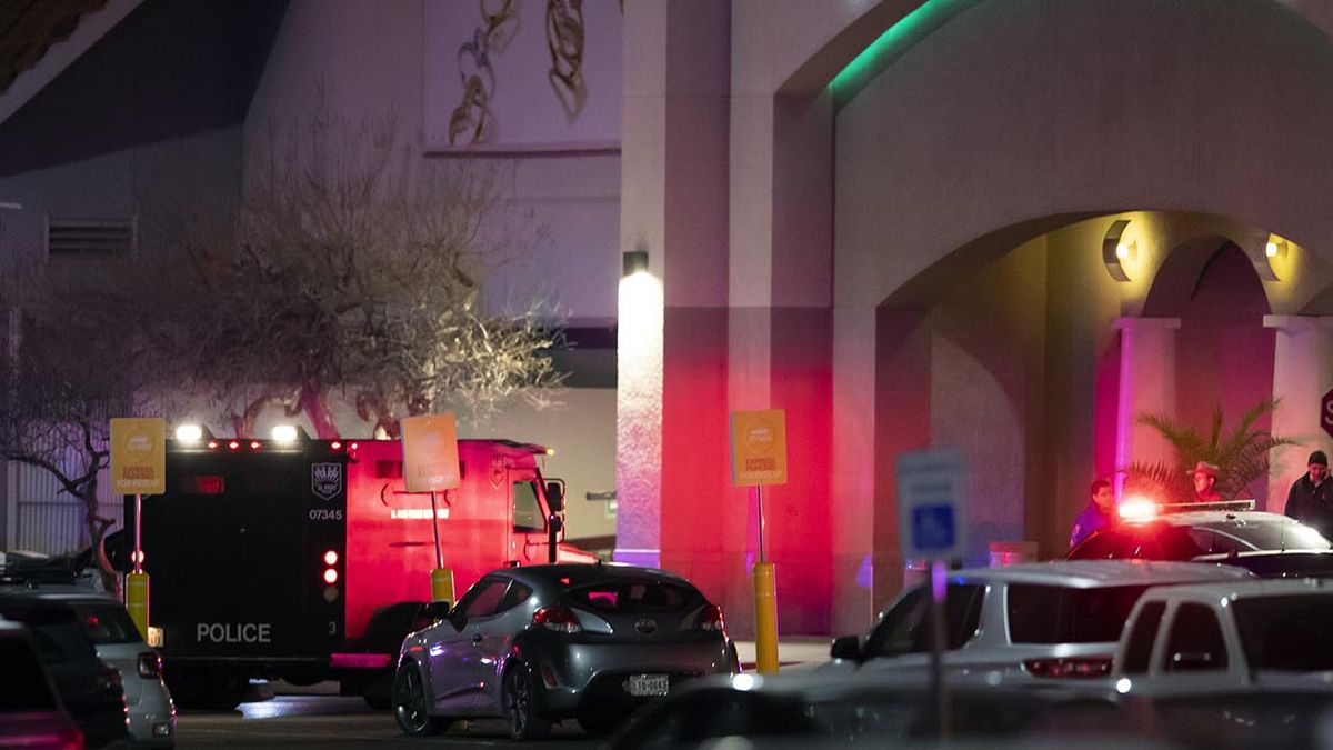 Agentes de policía a la entrada de un centro comercial en El Paso, Texas, donde se reportaron disparos el miércoles 15 de febrero de 2023. (Foto: AP Foto/Andrés Leighton)
